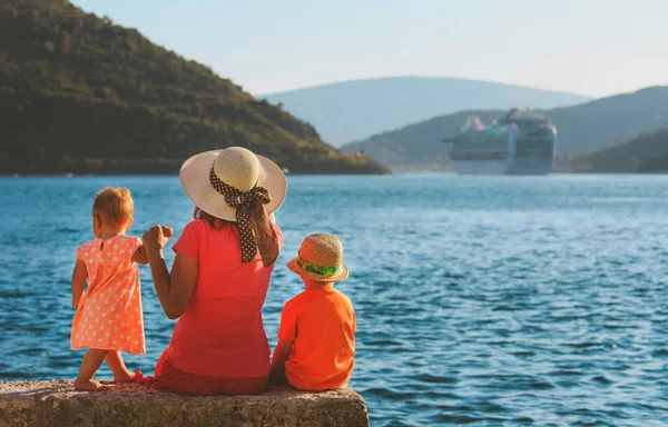 Madre con niños en vacaciones de mar en Montenegro — Foto de Stock