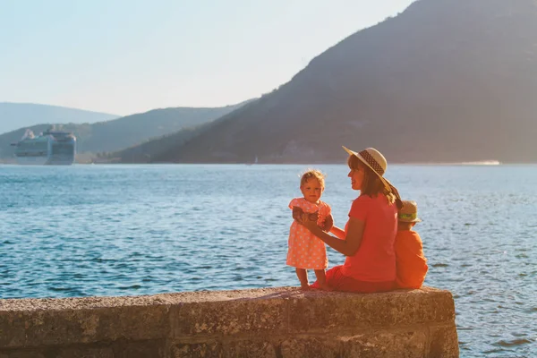 Madre con niños en vacaciones de mar en Montenegro — Foto de Stock