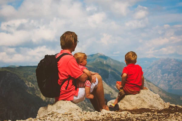 Отец с маленьким сыном и дочерью путешествуют в горах — стоковое фото