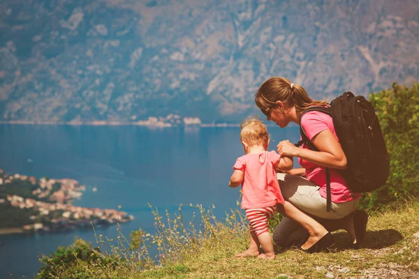 Mother and little daughter travel in mountains — Stock Photo, Image