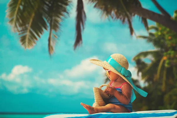 Cute little girl in big hat on tropical beach — Stock Photo, Image