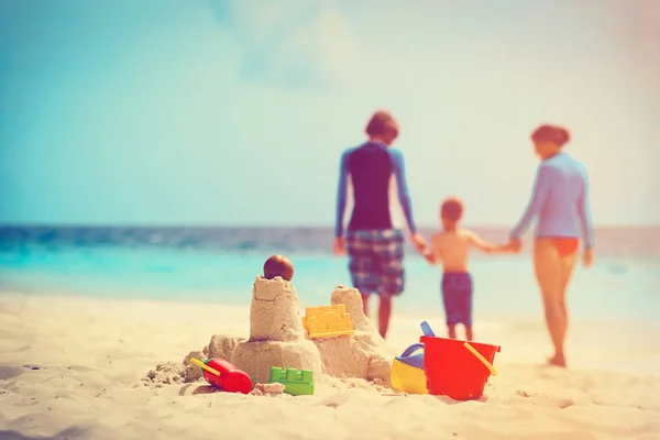 Castillo de arena en la playa tropical, vacaciones en familia —  Fotos de Stock