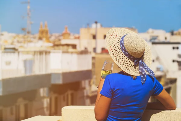 Mujer joven de vacaciones en la ciudad europea — Foto de Stock