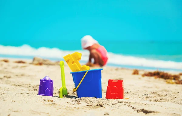 A gyerekek játékok és a kis lány a strandon játék — Stock Fotó