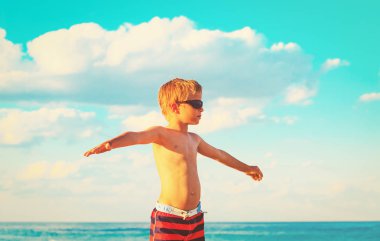 küçük çocuk tropik sahilde eğleniyor