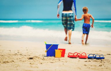 Baba ve oğul plaj Yüzme gitmek