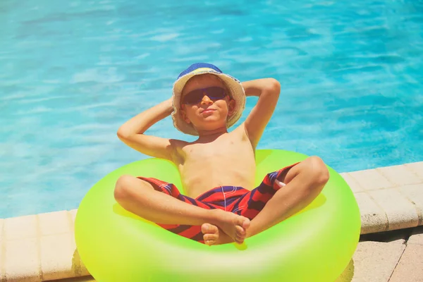 Niño feliz relajarse en la piscina — Foto de Stock