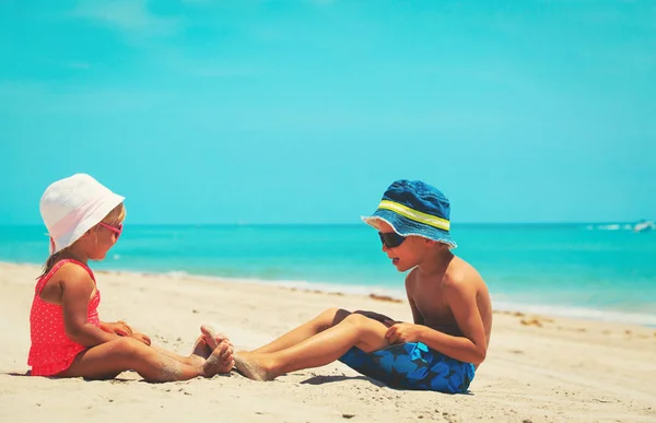 Μικρό αγόρι και κορίτσι έχει τη διασκέδαση στην παραλία — Φωτογραφία Αρχείου