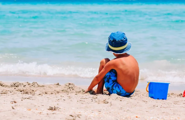 Niño pequeño relajado en la playa — Foto de Stock