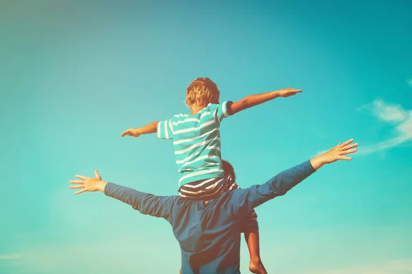Otec a syn baví na obloze — Stock fotografie