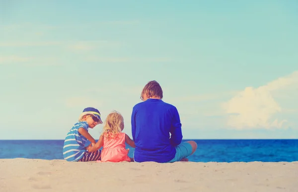 Padre con piccolo figlio e figlia sulla spiaggia — Foto Stock