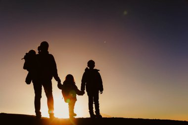 Bir anne ile iki çocukları sunset siluetleri