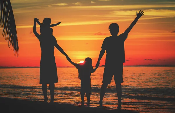 Šťastná rodina s dvěma dětmi hrát na sunset beach — Stock fotografie