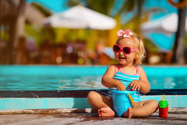 Schattig klein meisje spelen op tropisch strand — Stockfoto