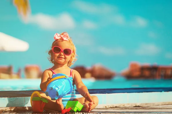 Ładna dziewczynka gra na tropikalnej plaży — Zdjęcie stockowe