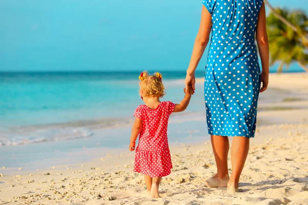 Anne ve küçük kızı sahilde yürüyor. — Stok fotoğraf
