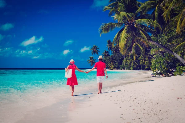 Feliz pareja amorosa caminando en la playa — Foto de Stock