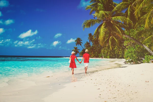 Feliz casal amoroso andando na praia — Fotografia de Stock