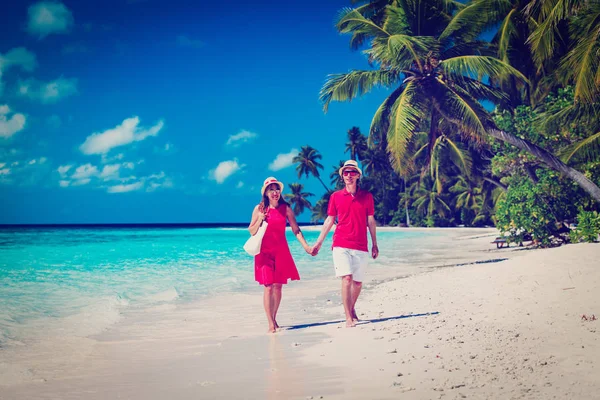 Felice coppia amorevole a piedi sulla spiaggia estiva — Foto Stock