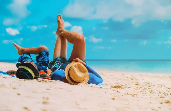 Padre e figlio divertirsi sulla spiaggia — Foto Stock