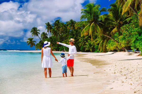 Família com criança andando na praia tropical — Fotografia de Stock