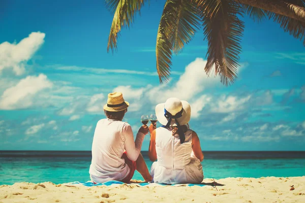 Felice coppia amorevole bere vino in spiaggia — Foto Stock