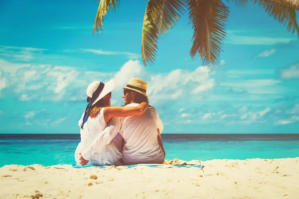 幸福恩爱的夫妻，在热带的海滩上 — 图库照片