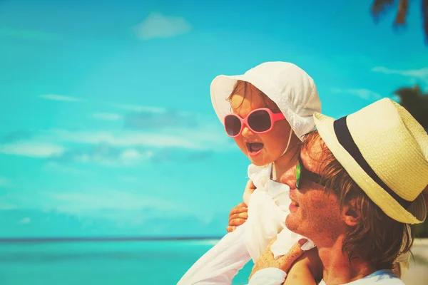 Padre e figlioletta giocano sulla spiaggia — Foto Stock