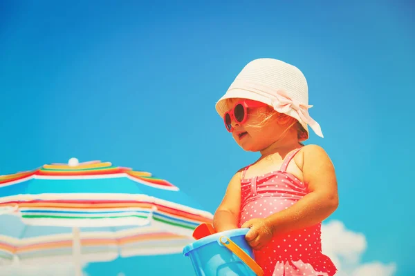 Schattig klein meisje spelen op zomer strand — Stockfoto