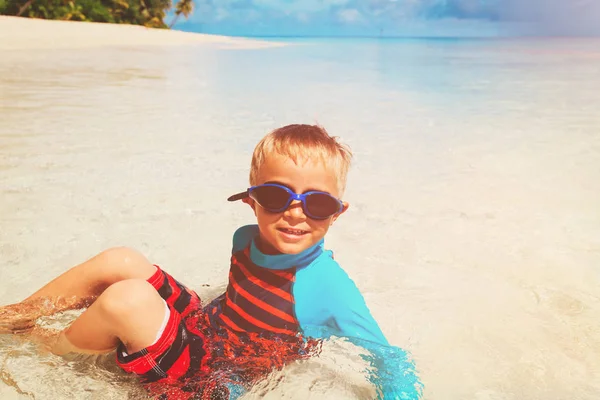Menino se divertindo na praia tropical — Fotografia de Stock
