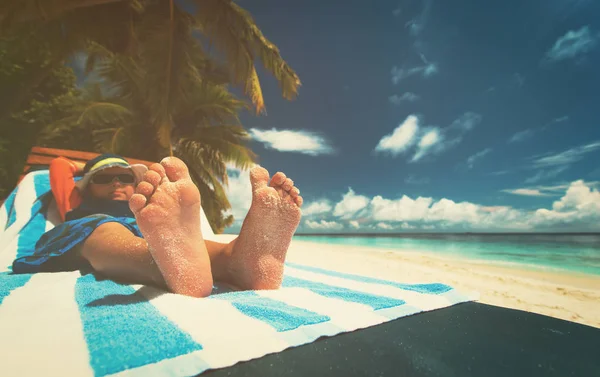 Mały chłopiec zrelaksować się latem plaży, skupić się na stopy — Zdjęcie stockowe