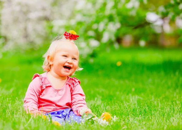 봄 자연에 꽃을 가진 귀여운 어린 소녀 — 스톡 사진