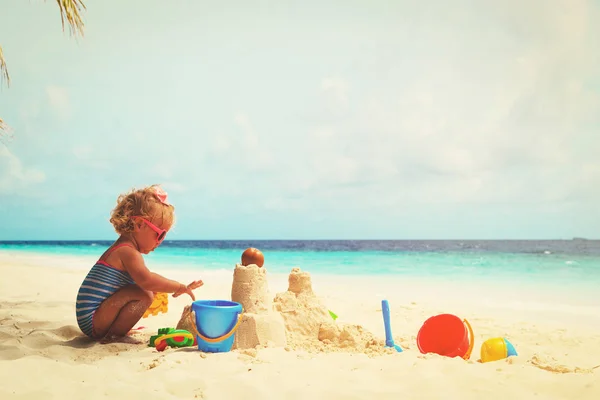 Aranyos kislány játszó homok a strandon — Stock Fotó
