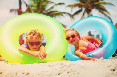 sevimli küçük çocuk ve bebek kız oyun beach