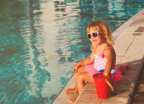 Mignonne petite fille jouant dans la piscine à la plage — Photo