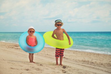 sevimli küçük çocuk ve bebek kız oyun beach