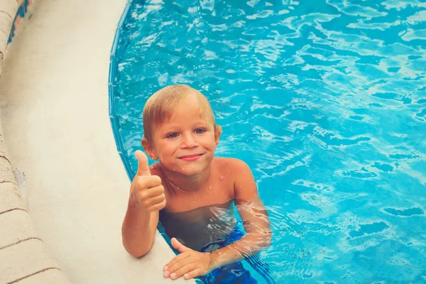 Šťastný roztomilý chlapeček baví u bazénu — Stock fotografie