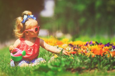 küçük kız Çiçek Bahçe Sulama