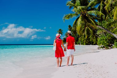 mutlu sevgi dolu çift tropik Sahilde yürüyüş