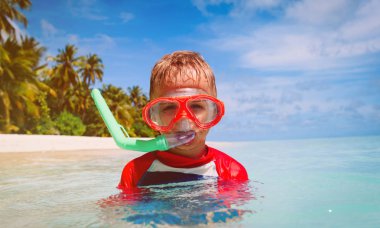 küçük çocuk maskesi ile denizde Yüzme