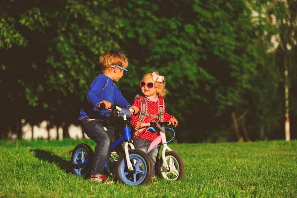 실제로 자전거에 어린 소년과 유아 소녀 — 스톡 사진