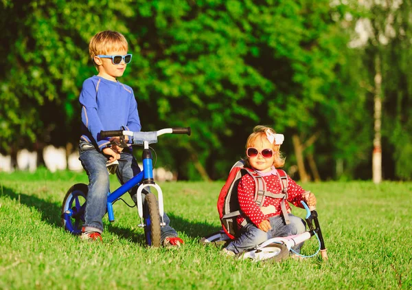 Menino e criança menina em bicicletas na natureza — Fotografia de Stock