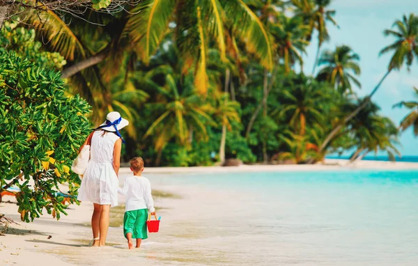 Мать и сын прогуливаются по тропическому пляжу — стоковое фото