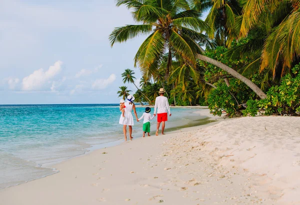 Tropik Sahilde yürüyüş çocuklu aile — Stok fotoğraf
