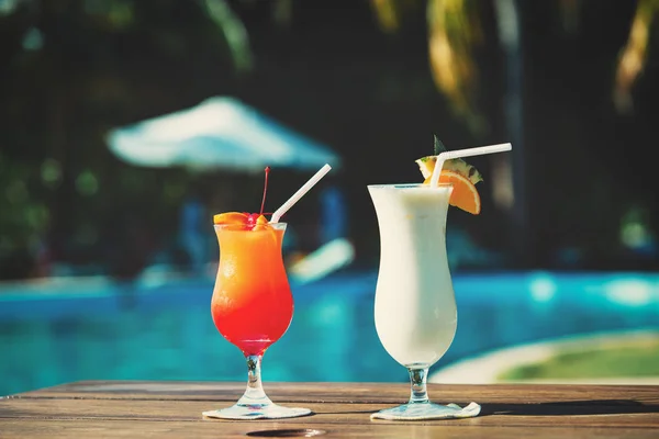 Два коктейлі на елітному пляжному курорті — стокове фото