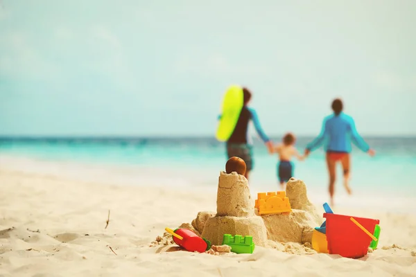 Hrad z písku na tropické pláži, rodinná dovolená — Stock fotografie