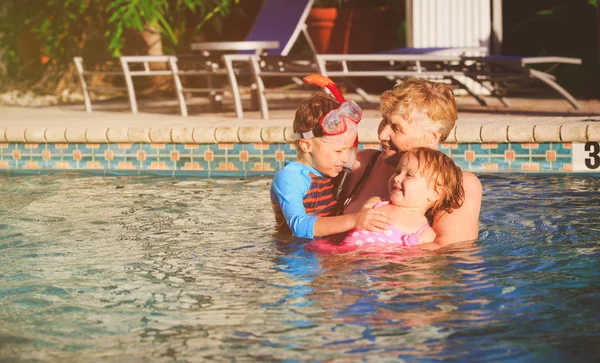 Abuela con niños nadando juntos —  Fotos de Stock