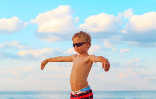 Niño jugar volando en la playa tropical — Foto de Stock