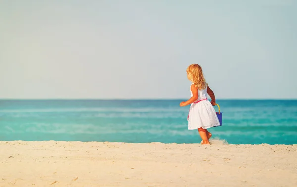 Schattig klein meisje lopen op strand — Stockfoto