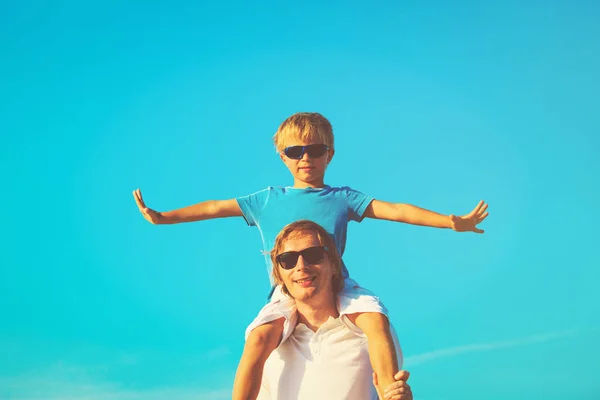 Ο πατέρας και ο μικρός γιος που παίζουν σε μπλε ουρανό του καλοκαιριού — Φωτογραφία Αρχείου